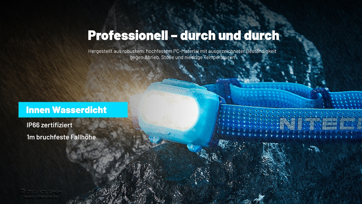 Ein blauer Nitecore-Scheinwerfer leuchtet hell, während er während eines nächtlichen Regensturms auf einem dunklen, nassen Felsen ruht.