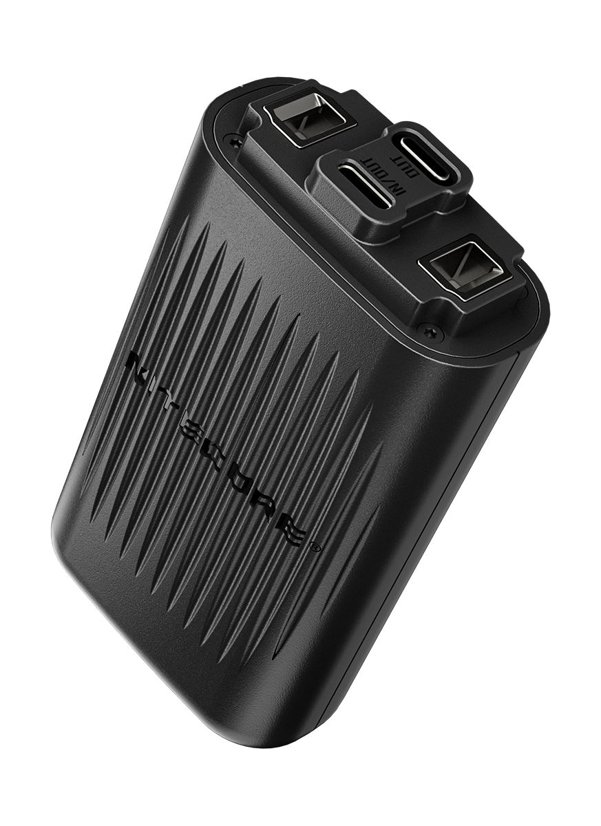 Kompaktes schwarzes USB-Ladegerät mit mehreren Anschlüssen zum effizienten Schnellladen von Geräten.