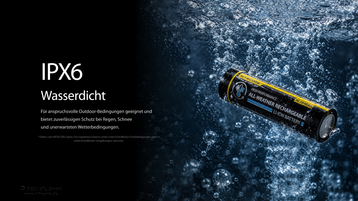 Ein wiederaufladbarer Allwetter-Li-Ionen-Akku von Nitecore, der in Wasser getaucht wird, was seine Wasserdichtigkeit nach IPX6 unterstreicht.