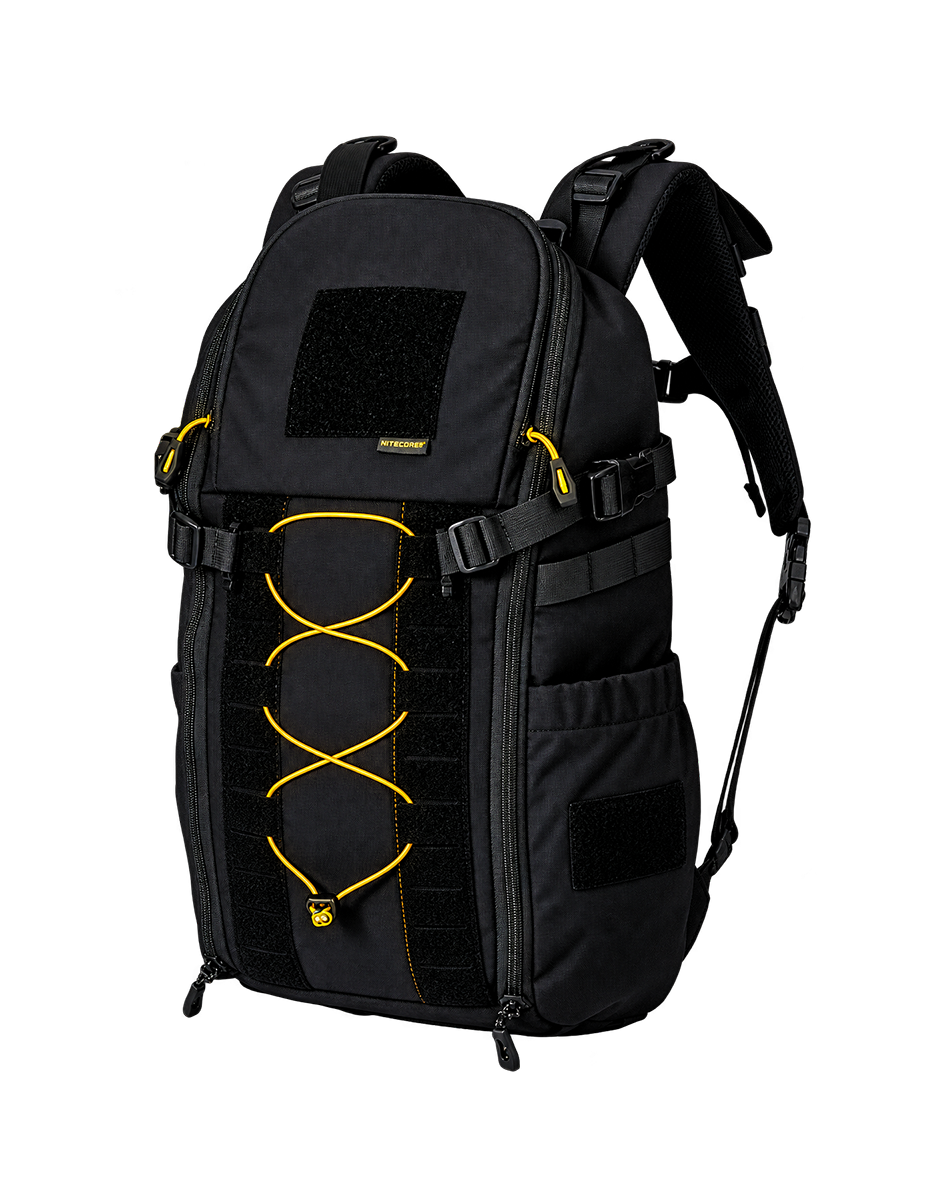Ein schwarzer taktischer Nitecore-Rucksack mit gelben Bungee-Kordeln, MOLLE-Gurtband und verstellbaren Seitengurten.