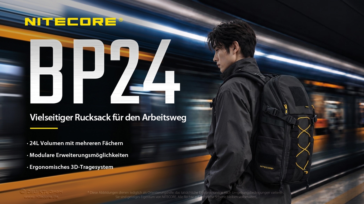 Ein Mann mit einem schwarzen NITECORE BP24-Rucksack steht vor einem verschwommenen Bahnhofshintergrund.