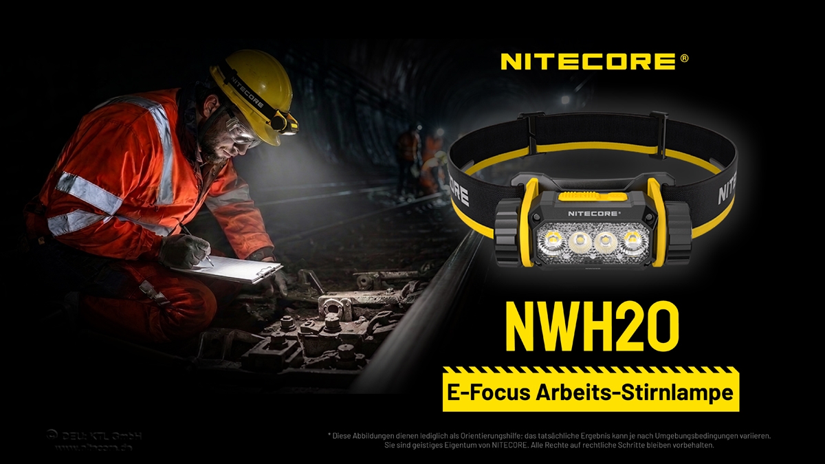 Eine Nitecore NWH20-Stirnlampe neben einem Arbeiter, der eine Stirnlampe trägt, während er dunkle Bahngleise inspiziert.