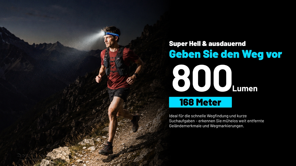 Ein Trailrunner mit einer hellen Stirnlampe läuft nachts auf einem dunklen Bergpfad und strahlt dabei eine Lichtstärke von 800 Lumen aus.