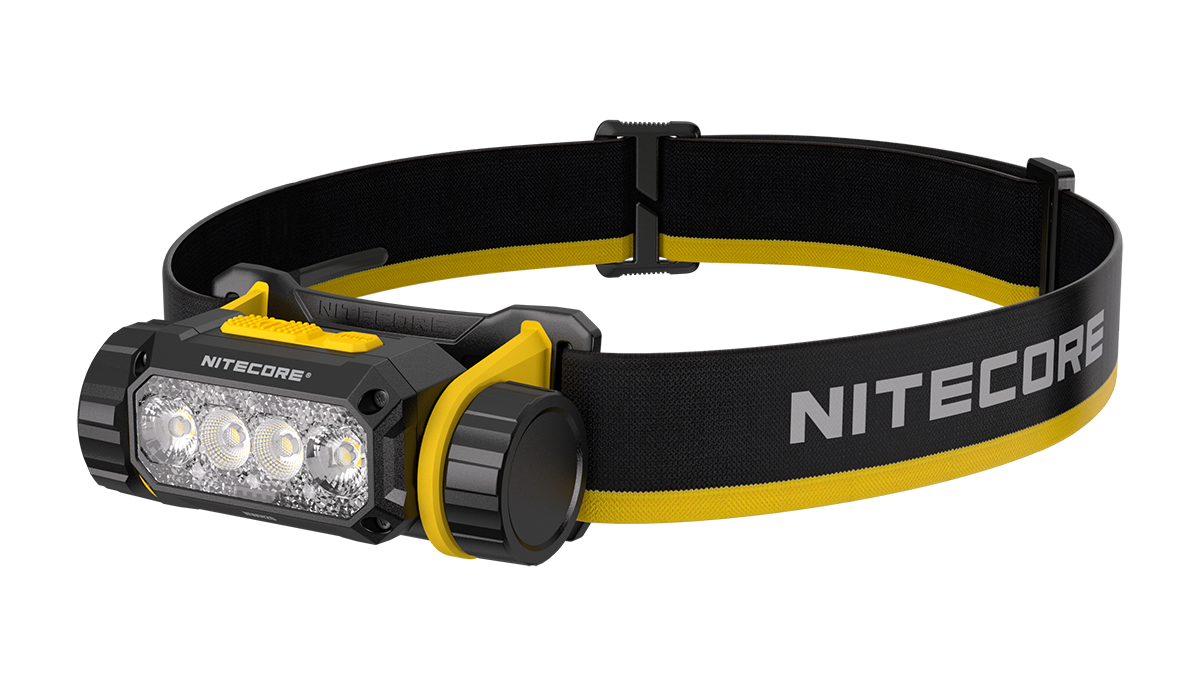 Eine Nitecore-Stirnlampe mit einem schwarz-gelben verstellbaren Riemen und einer Multi-LED-Lichteinheit auf schwarzem Hintergrund.
