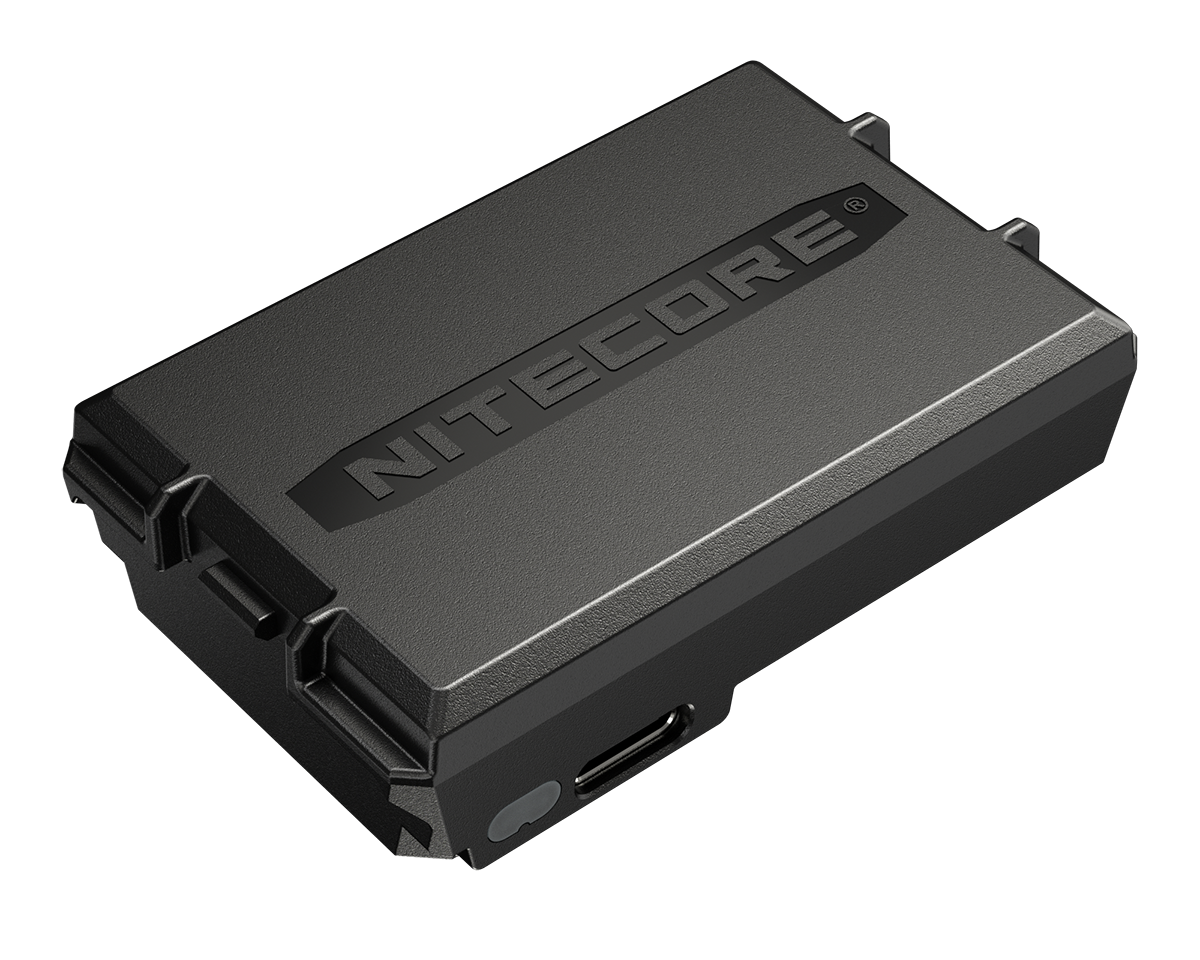 Nitecore-Akkupack mit elegantem schwarzem Design und praktischem USB-C-Ladeanschluss.