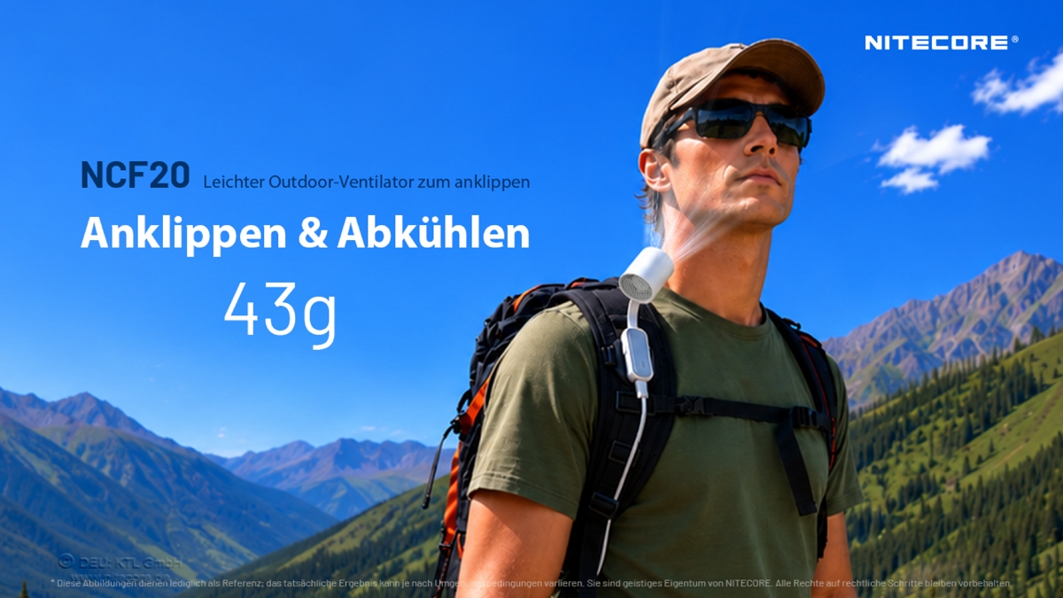 Ein Wanderer, der einen tragbaren Clip-Lüfter NITECORE NCF20 am Rucksackgurt trägt, vor einer Berglandschaft.