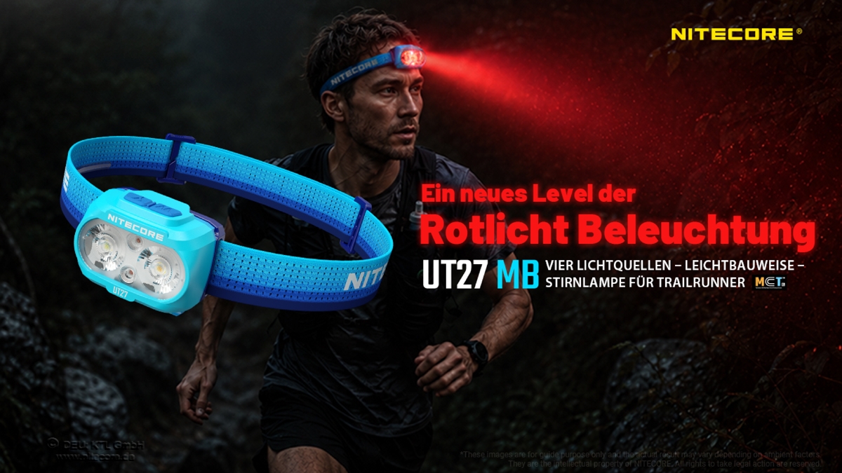 Ein Trailrunner mit einer Nitecore UT27-Stirnlampe mit leuchtend rotem Strahl in einer dunklen Waldumgebung im Freien.