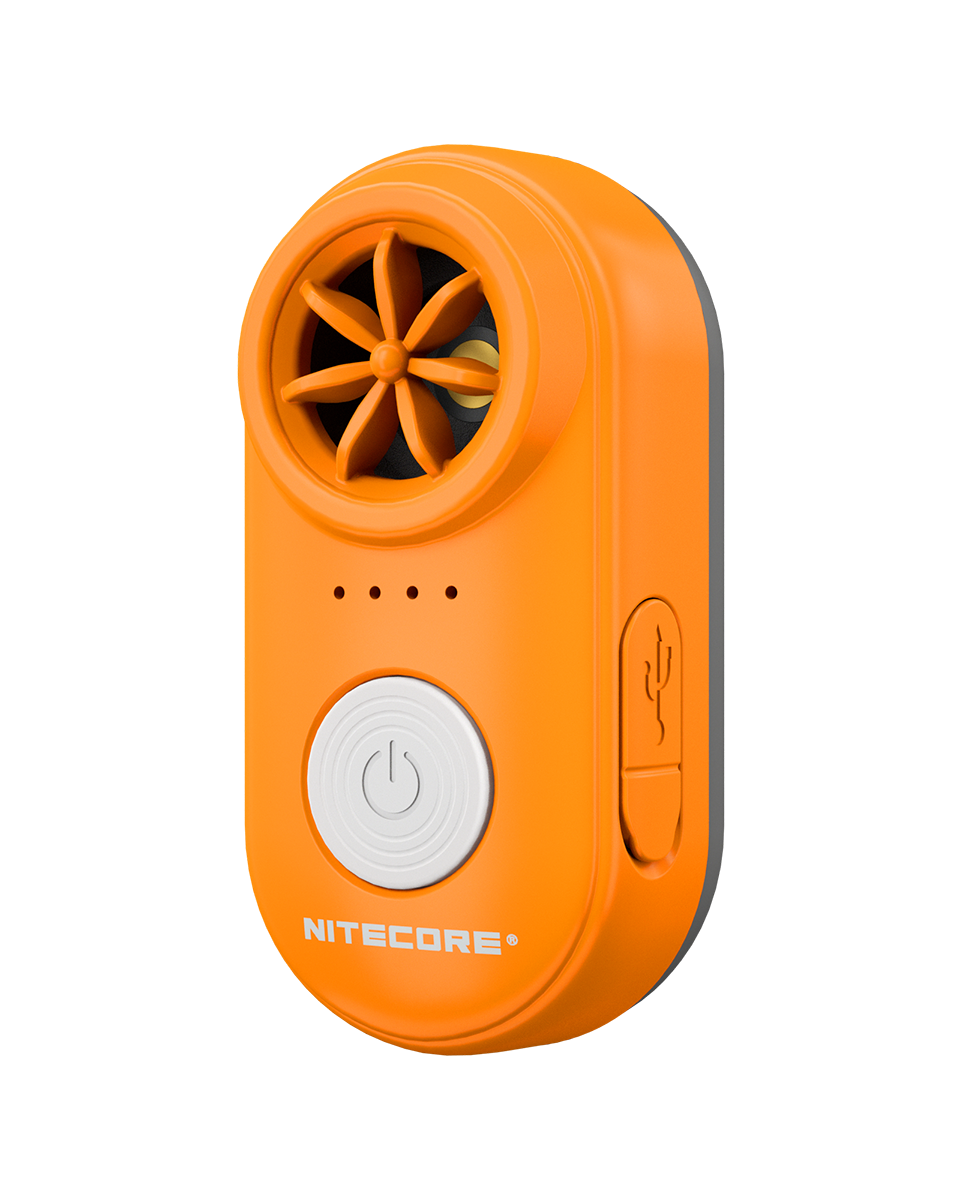 Ein leuchtend orangefarbenes tragbares Mückenschutzgerät von Nitecore mit Ventilator, Netzschalter und USB-Ladeanschluss.